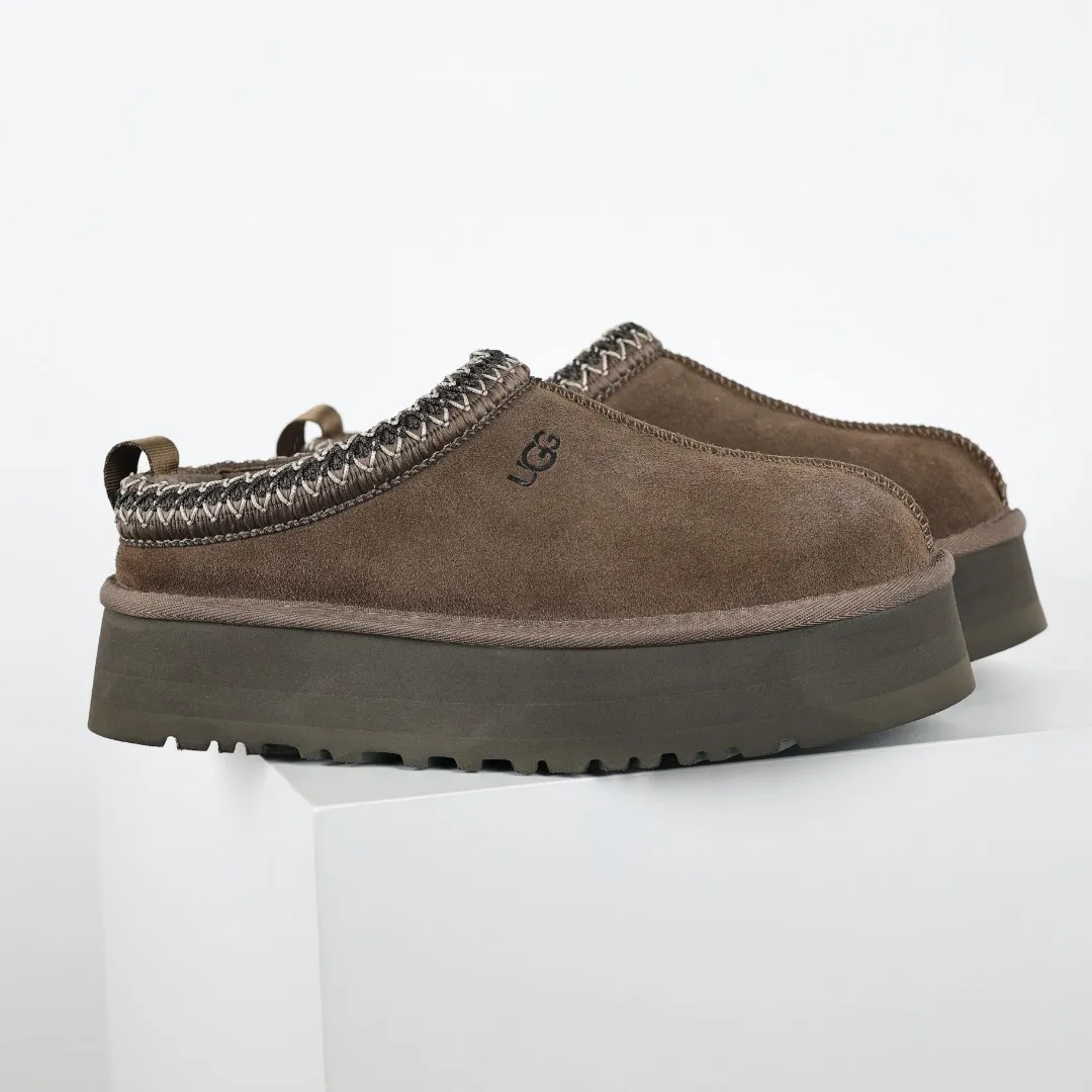 Pick up locally 💰540 The core product is good price UGG Tazz series walnut color half-flops Xiaohongshu hot model Henan Longfeng leather production Sheepskin integrated top quality in the market Waterproof upper material 2-3 cm cashmere insole to keep warm in winter and suitable for home use UUG has launched a style series in the new year, which is partially geared towards the preferences of young consumers and has also moved to the forefront of fashion trends. Shoe body material Water-repellent coated suede upper 17mm UGGPURE™ implanted wool insole Lightweight non-slip comfortable rubber outsole With brand LOGO Trademark Comes with full packaging Size: 35 36 37 38 39 40